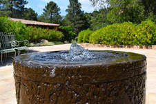 Garden fountain water feature